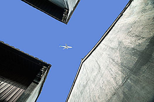 江南古建筑上空飞过一架飞机