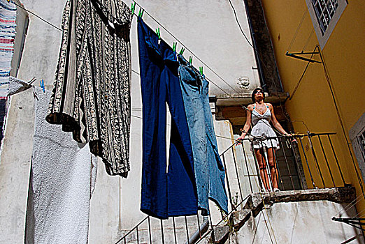 女人,站立,洗,院落,里斯本,葡萄牙