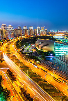 日落下的中国河南郑州千禧广场建筑夜景