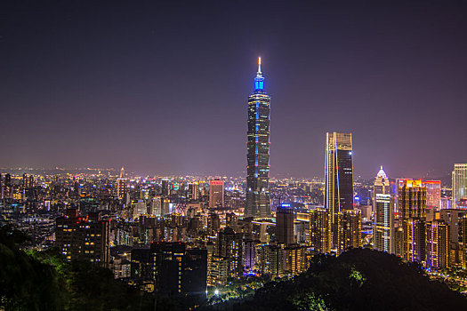 夜幕下台北市区俯瞰,101大厦璀璨夺目
