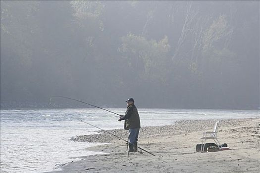 捕鱼者,秋天,薄雾,因河,上巴伐利亚,巴伐利亚,德国,欧洲