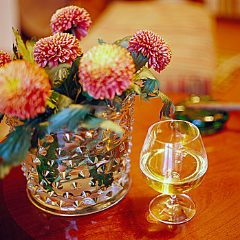 玻璃杯,干邑白兰地,大丽花,花瓶