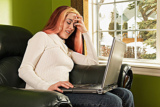 女人,看,沮丧,笔记本电脑,坐,舒适,椅子,艾伯塔省,加拿大