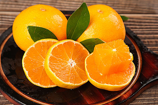 深木板上放着四川果冻橙