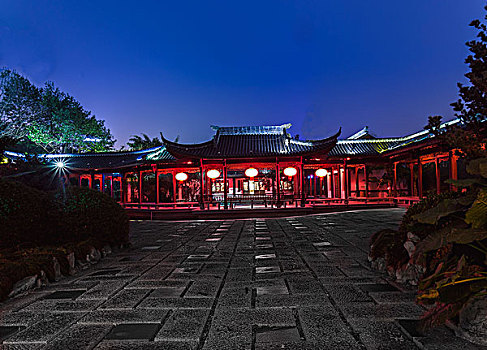 古建筑夜景红灯笼园林植物