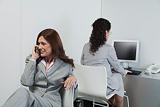 职业女性,交谈,手机,同事