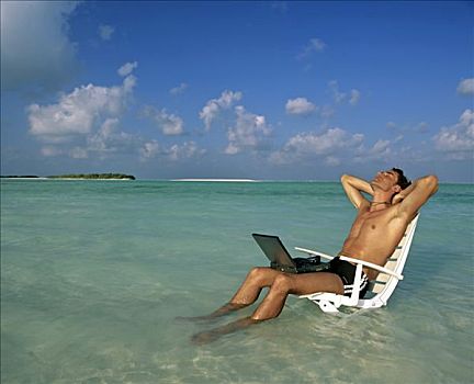 男青年,笔记本电脑,坐,折叠躺椅,工作,放松,度假,压力,马尔代夫,印度洋