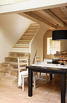 黑色,木桌子,简单,厨房,椅子,正面,石头,木头,楼梯,乡村,室内,天花板