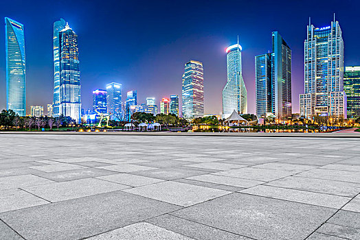 地砖路面和上海建筑夜景