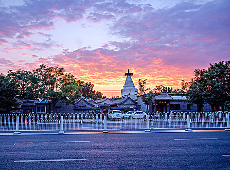 夕阳下的白塔寺