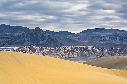 马斯奎特沙丘,葡萄藤,山峦,死亡谷国家公园,加利福尼亚,美国