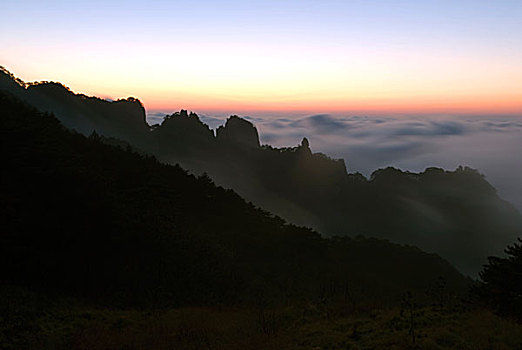 日落下的黄山山峰云海