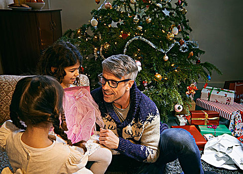 父亲,两个,女儿,打开,圣诞礼物,起居室