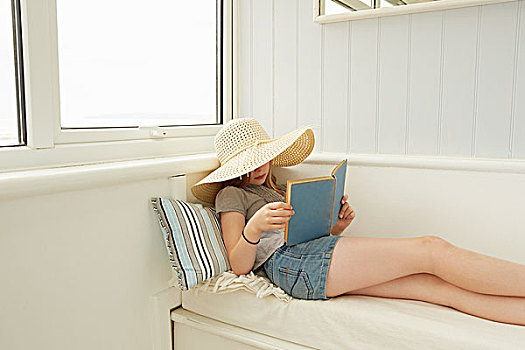 女孩,太阳帽,读,度假,公寓,门廊,座椅