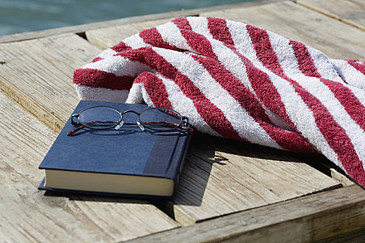 特写,书本,一对,眼镜,毛巾,码头