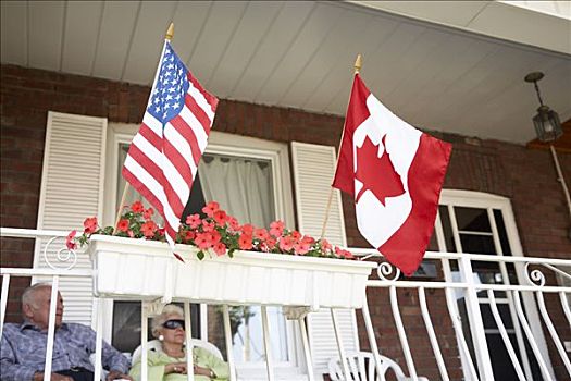 老年,夫妻,前廊,美国人,加拿大国旗
