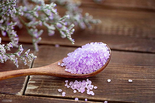 放在桌子上的紫色浴盐