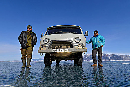 两个男人,站立,汽车,冰冻,贝加尔湖,西伯利亚,俄罗斯,欧洲