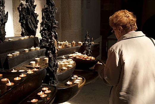 女人,亮光,教堂,蜡烛,施佩耶尔,莱茵兰普法尔茨州,德国,欧洲