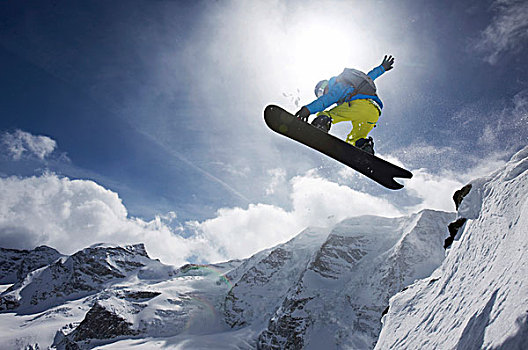 滑雪板玩家,跳跃,山脉全景,瑞士,欧洲