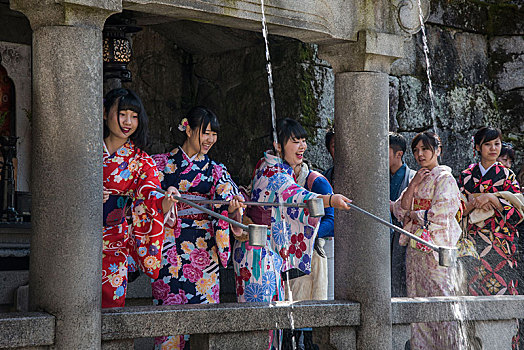 和服,女孩,抓住,水,神圣,瀑布,清水寺,庙宇,京都,日本