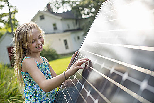 女孩,旁侧,大,太阳能电池板,农舍,花园