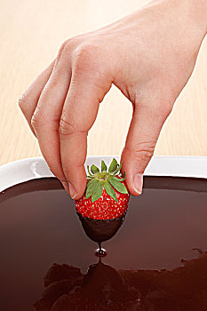 手,草莓,巧克力酱