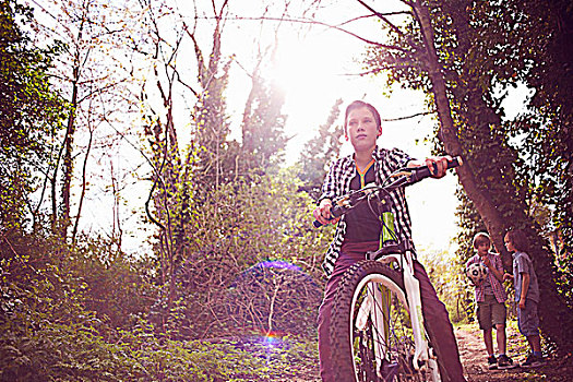 男孩,自行车,树林