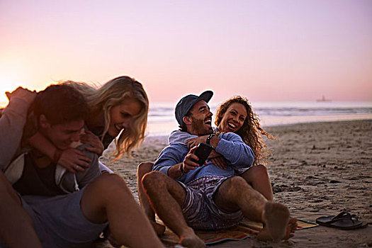 玩耍,情侣,休闲,日落海滩