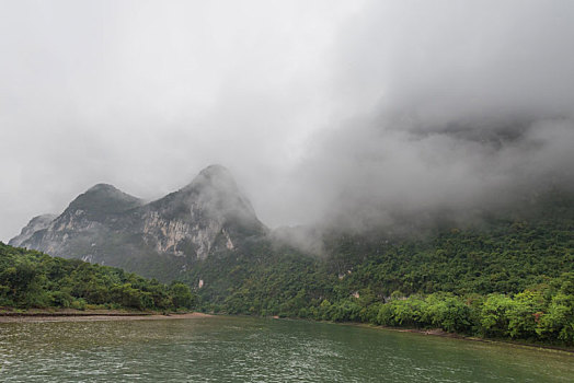 烟雨中的中国桂林漓江山水风光