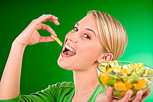 健康生活,女人,吃,水果沙拉,绿色背景