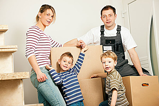 家庭,搬进,新,站立,正面,一堆,搬箱子,父亲,衣服,道路,罐,搬运