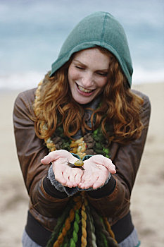 女人,拿着,蜗牛,海滩,爱尔兰
