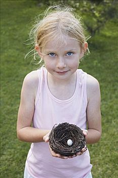 肖像,小女孩,拿着,鸟窝,一个,鸡蛋,安大略省,加拿大