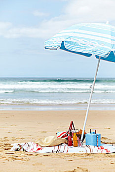 太阳帽,保温容器,野餐篮,海滩,毛巾,下面,伞