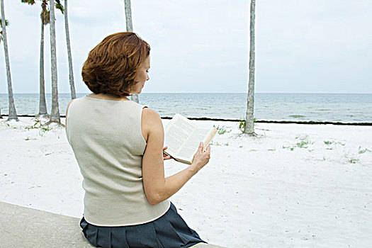 坐,女人,海滩,读,书本,后视图