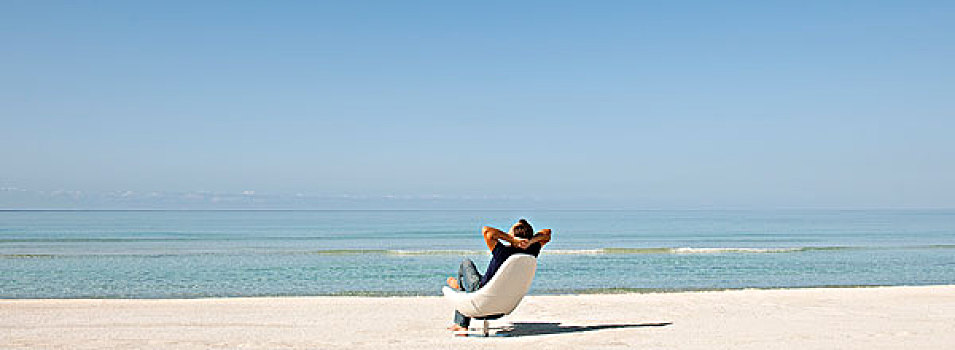 男人,放松,椅子,海滩,后视图
