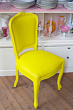 老式,软垫,就餐,椅子,涂绘,黄色,正面,粉色,玻璃,一堆,白色,盘子,柜橱