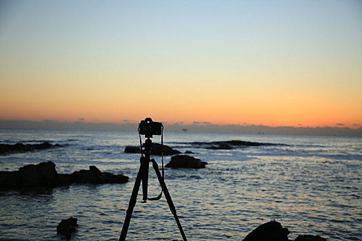 山东省日照市,晨曦里的海边美轮美奂,礁石,渔船,灯塔成为摄影师眼里的最美风景