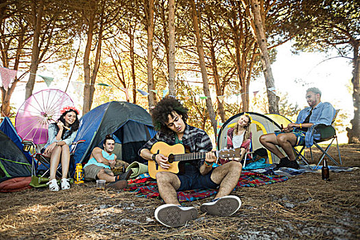 男青年,弹吉他,朋友,坐,营地,帐篷