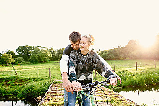 年轻,情侣,分享,自行车,河,步行桥