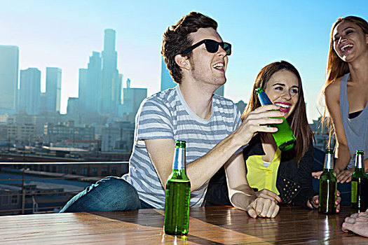 美女,男人,喝,啤酒,讥笑,屋顶,酒吧,洛杉矶,天际线,美国