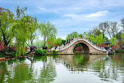 杨州瘦西湖湖上园林水榭上的石桥