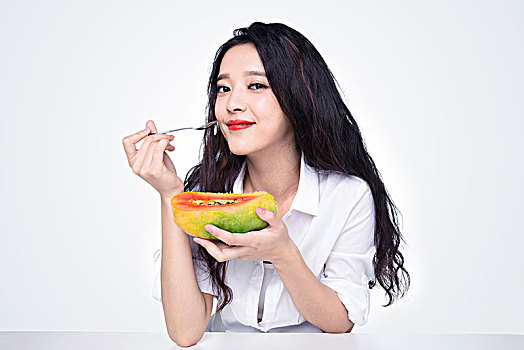 穿白襯衫手拿水果的美女