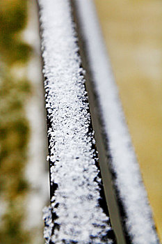 铁管上的雪