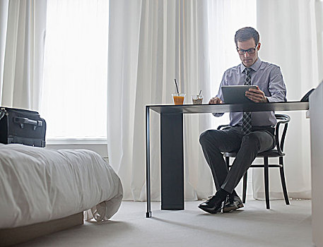 工作,白天,一个,男人,坐,笔记本电脑,酒店,卧室