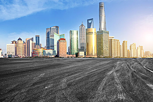 柏油马路和上海陆家嘴摩天大楼天际线