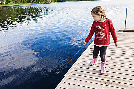 3岁,女孩,红色,衬衫,码头,拿着,棍,玩,水,瑞典