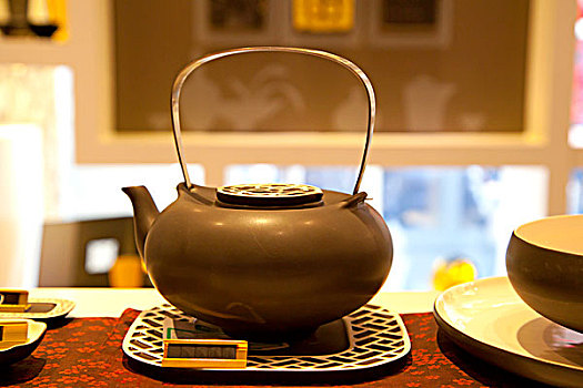 黑色简洁的一套茶壶
