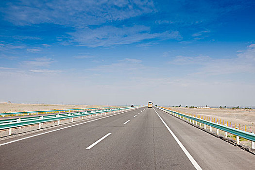 蓝天下的高速公路